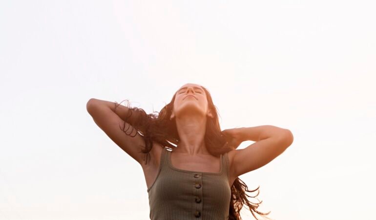 mujer-despreocupada-posando-en-la-naturaleza-con-espacio-de-copia