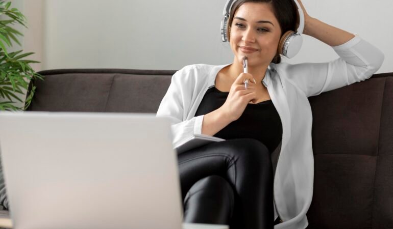 medium-shot-woman-holding-pen