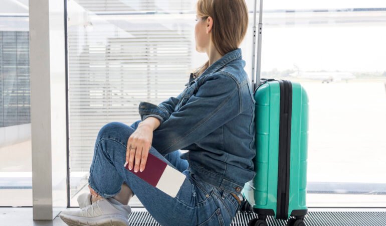 vista-lateral-de-la-mujer-esperando-en-el-aeropuerto